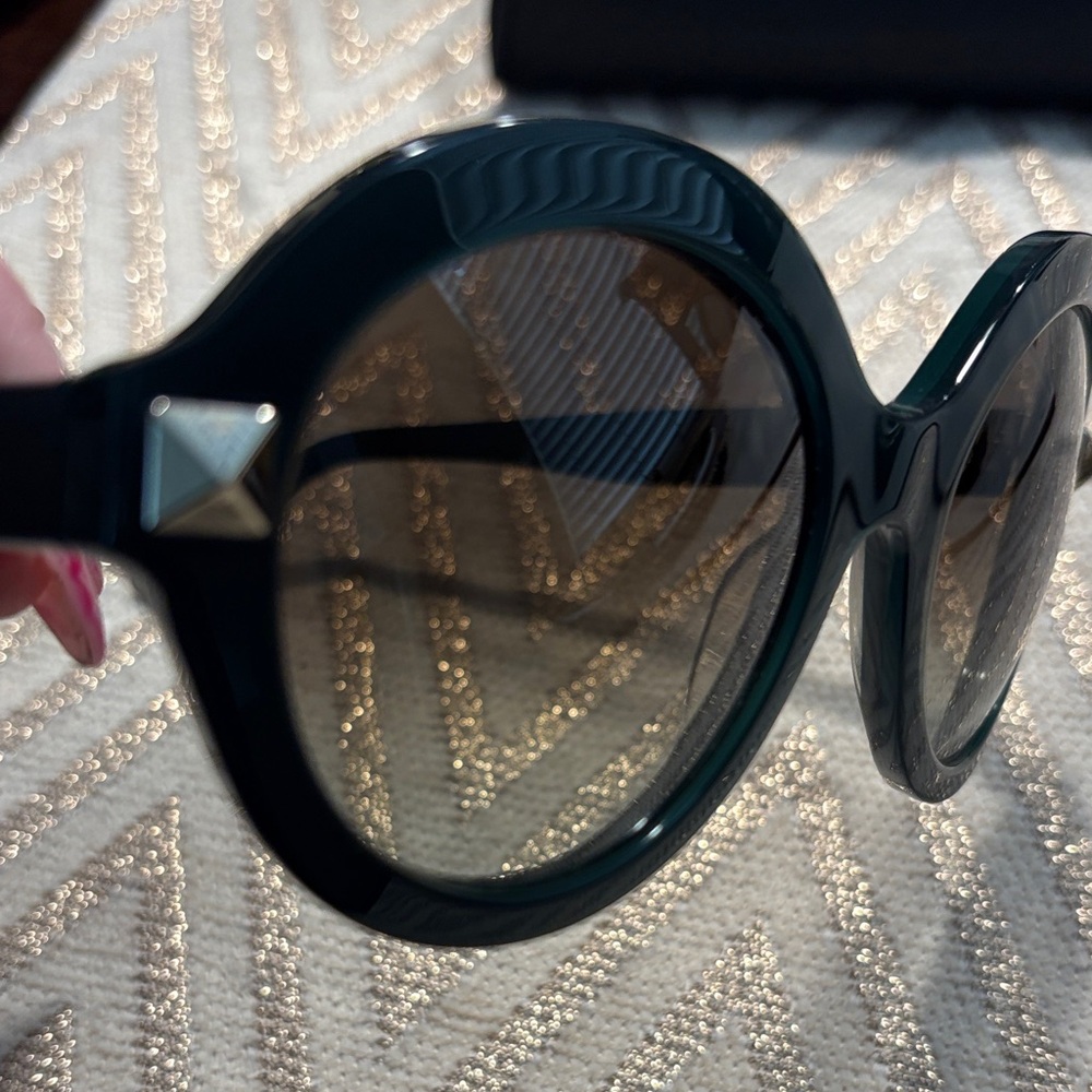 Elegant Black Sunglasses - Picture 3 of 4
